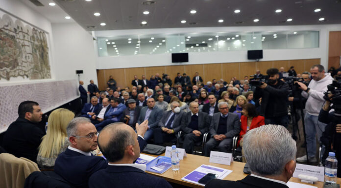 Κατά βούληση και διασπασμένος πάει στην κάλπη ο ΔΗΣΥ