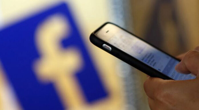Οι μισοί Έλληνες διαβάζουν τις ειδήσεις στο Facebook