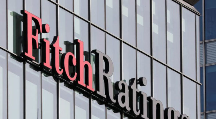 Fitch: Πώς το ρεκόρ των θερμοκρασιών και οι πυρκαγιές επηρεάζουν τον ελληνικό τουρισμό