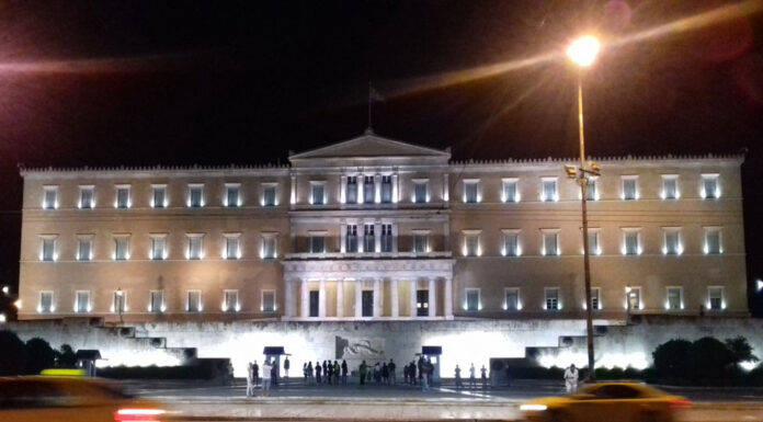 Από το μνημόνιο στο εμβόλιο και τον Πούτιν: ένα χρονικό ελληνικού αντιδυτικισμού… Του Κώστα Παπαχρήστου