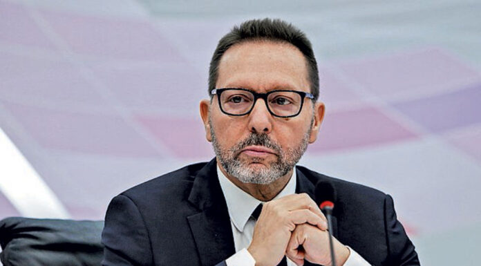 Στουρνάρας: Έξι κίνδυνοι απειλούν τις μικρομεσαίες επιχειρήσεις