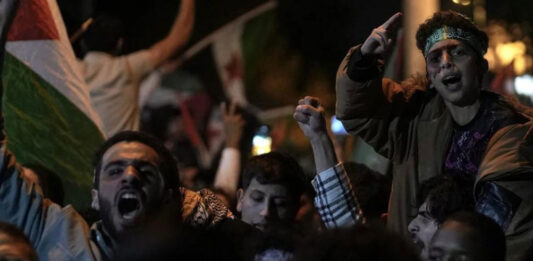 Στους δρόμους οι Τούρκοι, πανηγυρίζουν για την επίθεση της Χαμάς στο Ισραήλ