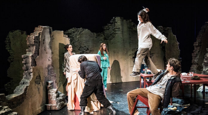 «Στα όρια»: Εργο φτιαγμένο στο εργαστήριο της ζωής… Της Βάλιας Δημητρακοπούλου