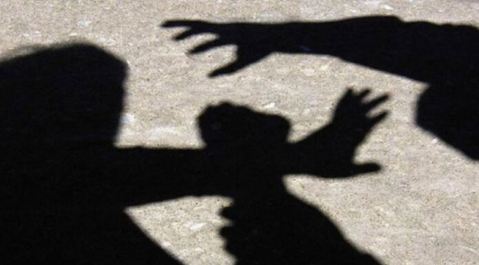 Η βία της δήθεν αδιάκριτης εξουσίας… Του Ηλία Καραβόλια