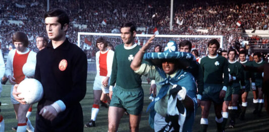 Τάκης Οικονομόπουλος: Έφυγε το «Πουλί» του ελληνικού ποδοσφαίρου – Οι συγκρίσεις με τον Γιασίν, το Γουέμπλεϊ και η ζωγραφική