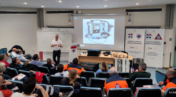 Το ΕΚΑΒ εκπαιδεύεται στη χρήση σύγχρονων ιατρικών μηχανημάτων