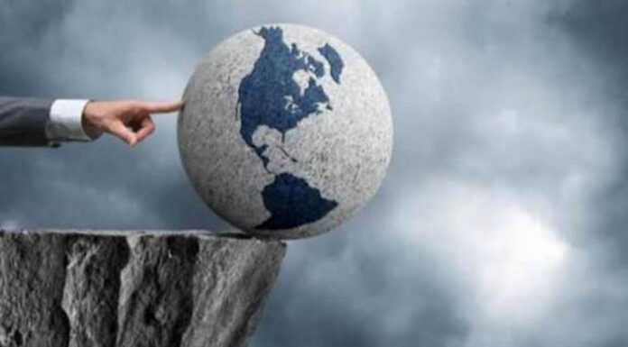 Ποιος κινδυνεύει από ποιον τελικά σε αυτό τον πλανήτη;… Του Ηλία Καραβόλια