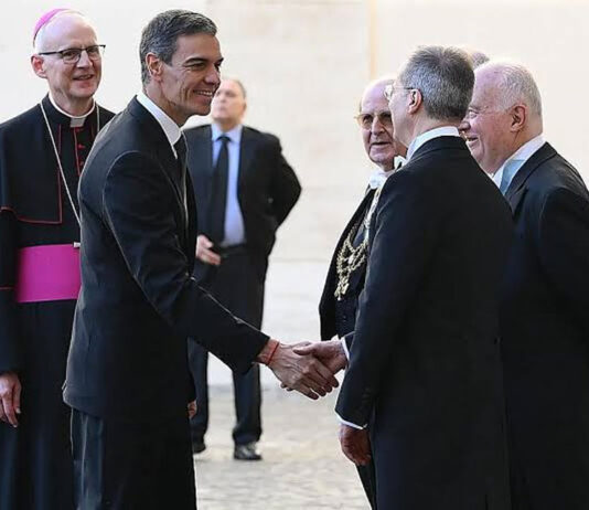 Το ένα σκάνδαλο μετά το άλλο φέρνει τον Σάντσεθ της Ισπανίας στα σχοινιά… Του Guy Hedgecoe