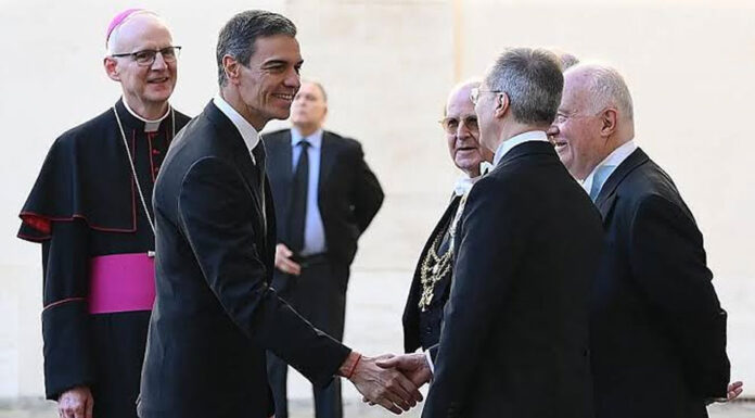 Το ένα σκάνδαλο μετά το άλλο φέρνει τον Σάντσεθ της Ισπανίας στα σχοινιά… Του Guy Hedgecoe