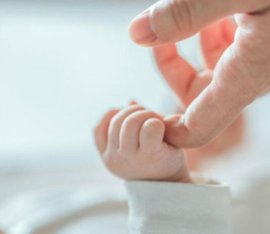 Γεννήσεις: Κατάρρευση 44% – Λιγότερα παιδιά πριν τα 30, υπερτριπλάσιες γεννήσεις μετά τα 45