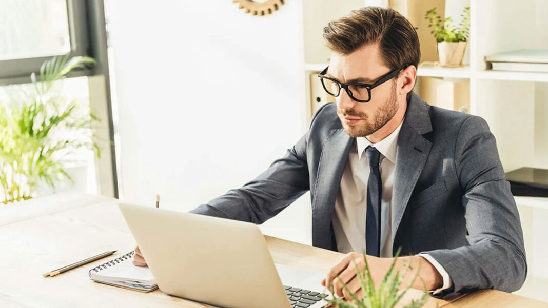 cfo-people-laptop_NK