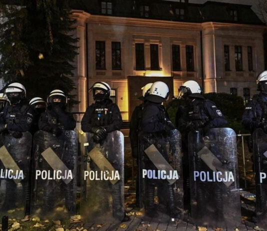 Πολιτική «θύελλα» στην καρδιά της Ε.Ε. – Το χρονικό της πρωτοφανούς κρίσης στην Πολωνία… Του Μάριου Αραβαντινού
